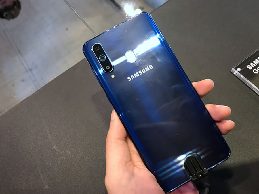 Samsung Galaxy A8s - Hình 2